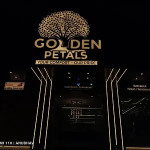 hotel-golden-petals.hotels-varanasi.com/
